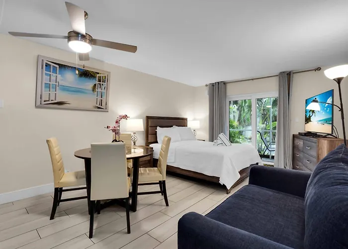 Step From The Beach.Renovated Ground Floor Unit 63