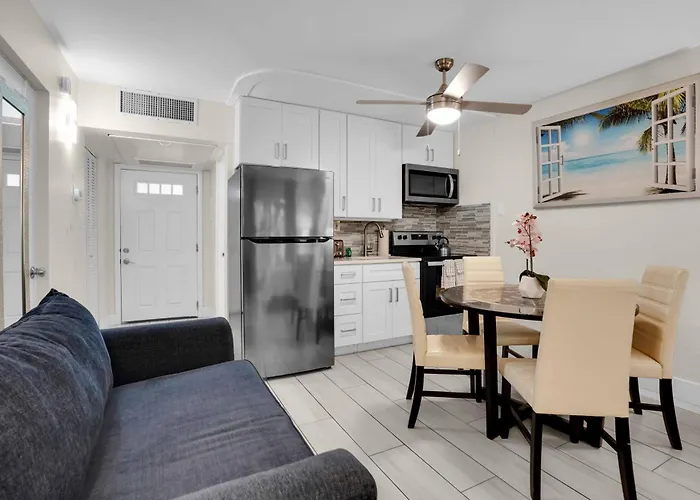 Step From The Beach.Renovated Ground Floor Unit 63